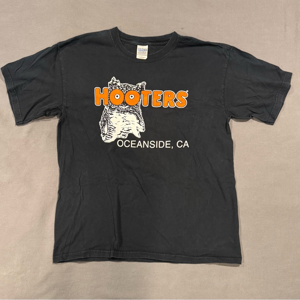 Hooters T Shirt